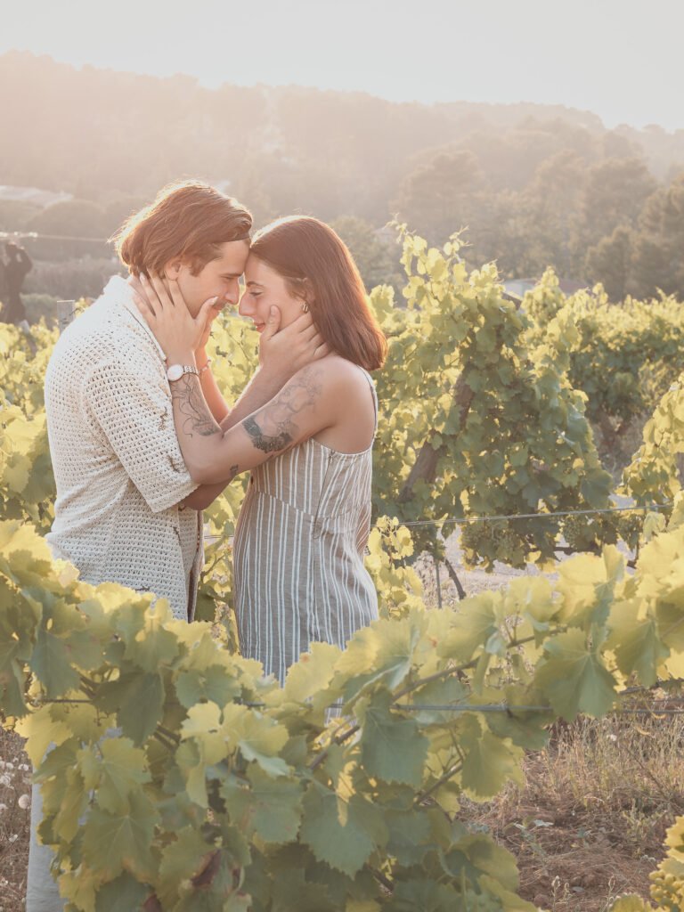 Séance photo de couple naturelle dans les vignes près de Draguignan