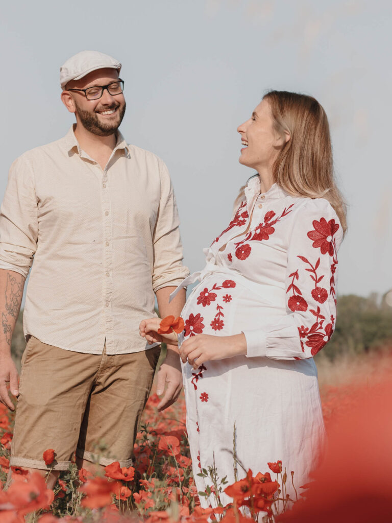 Photographe de grossesse dans les champs de coquelicots  Haut-Var