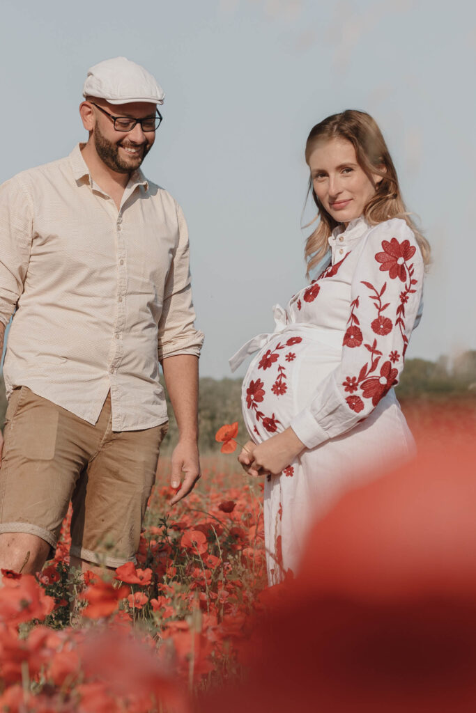 Photographe de grossesse dans les champs de coquelicots  Haut-Var