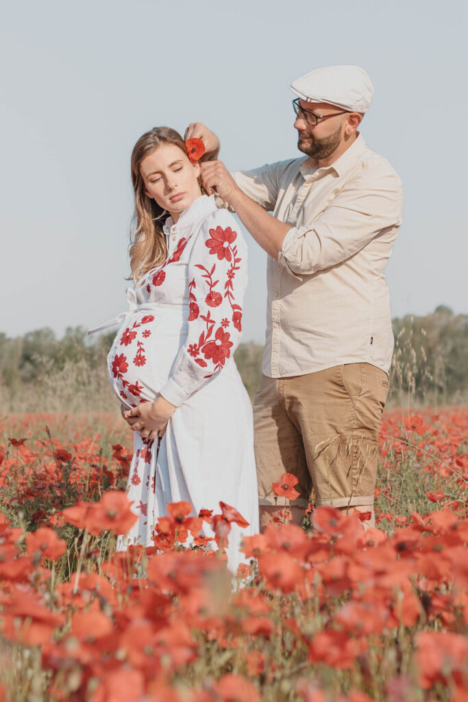 Shooting photo de grossesse dans les champs de coquelicots  Haut-Var