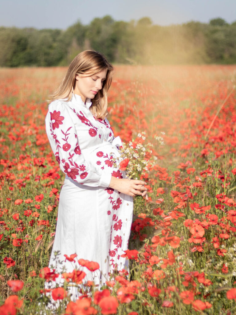 Shooting photo de grossesse dans les champs de coquelicots  Carcès dans le Haut-Var