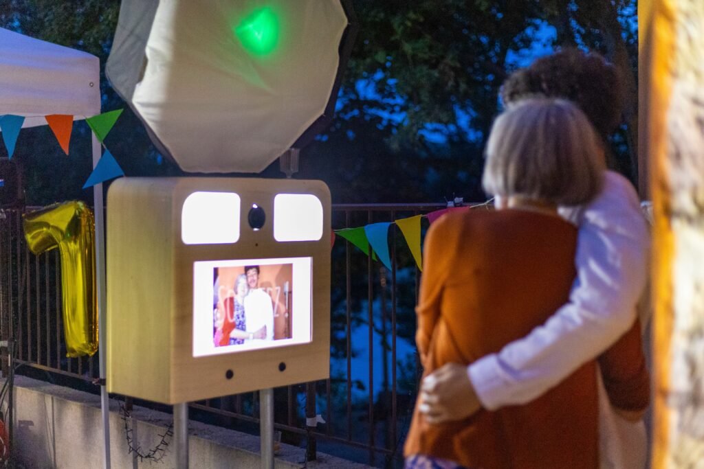 Photobooth en bois disponible pour les événements à Lorgues