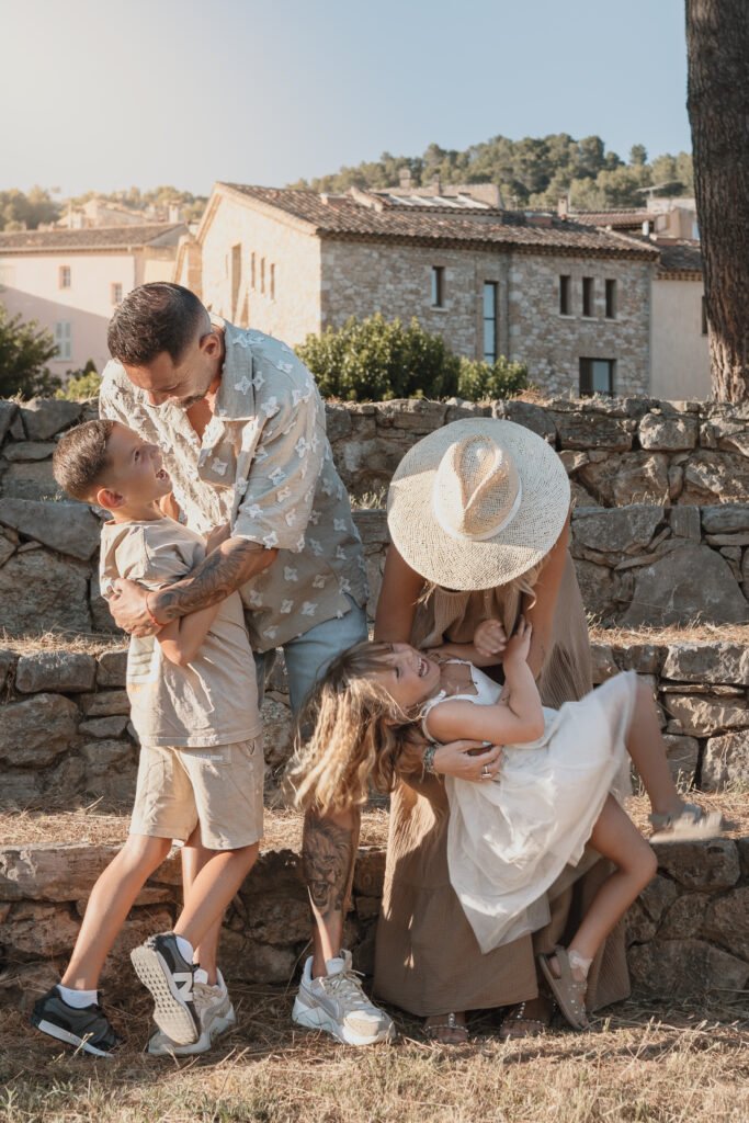 Famille photographiée naturellement en extérieur dans le Var