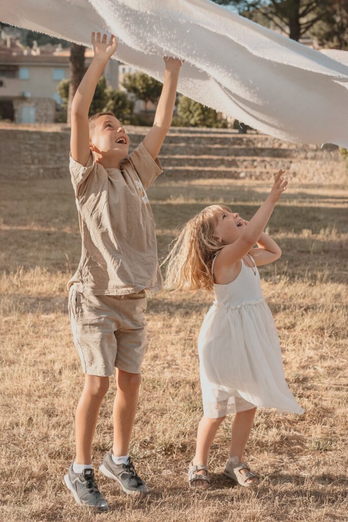 Moment complice pendant une séance photo famille dans le Var