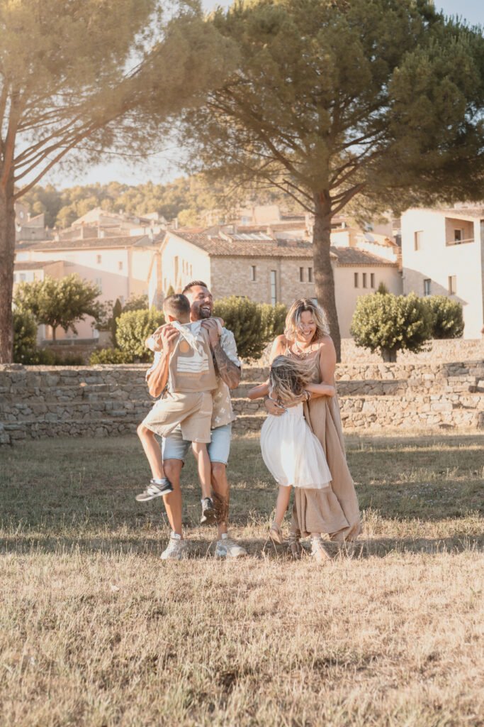 Enfant photographié pendant une séance famille à Villecroze