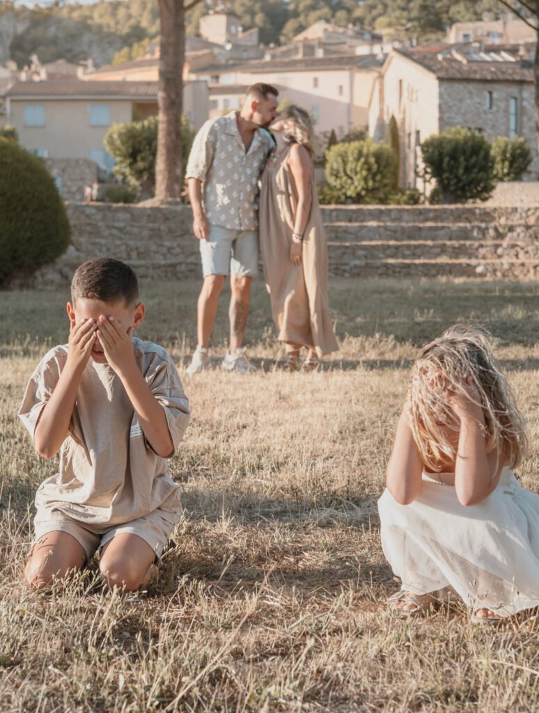 Photo naturelle de famille en extérieur dans le Haut-Var